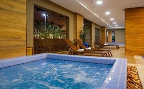 Olimpia Park Resort - Em frente à portaria do Thermas dos Laranjais